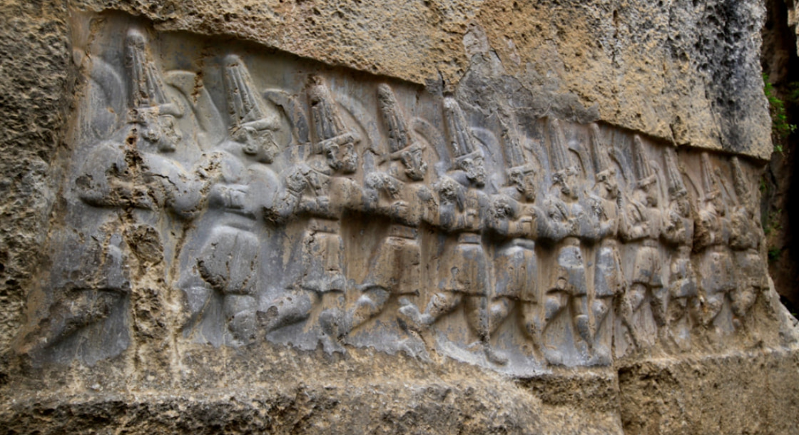 ヒッタイト王国の中心地ハットゥシャシュの古代遺跡に魅了されるトルコ